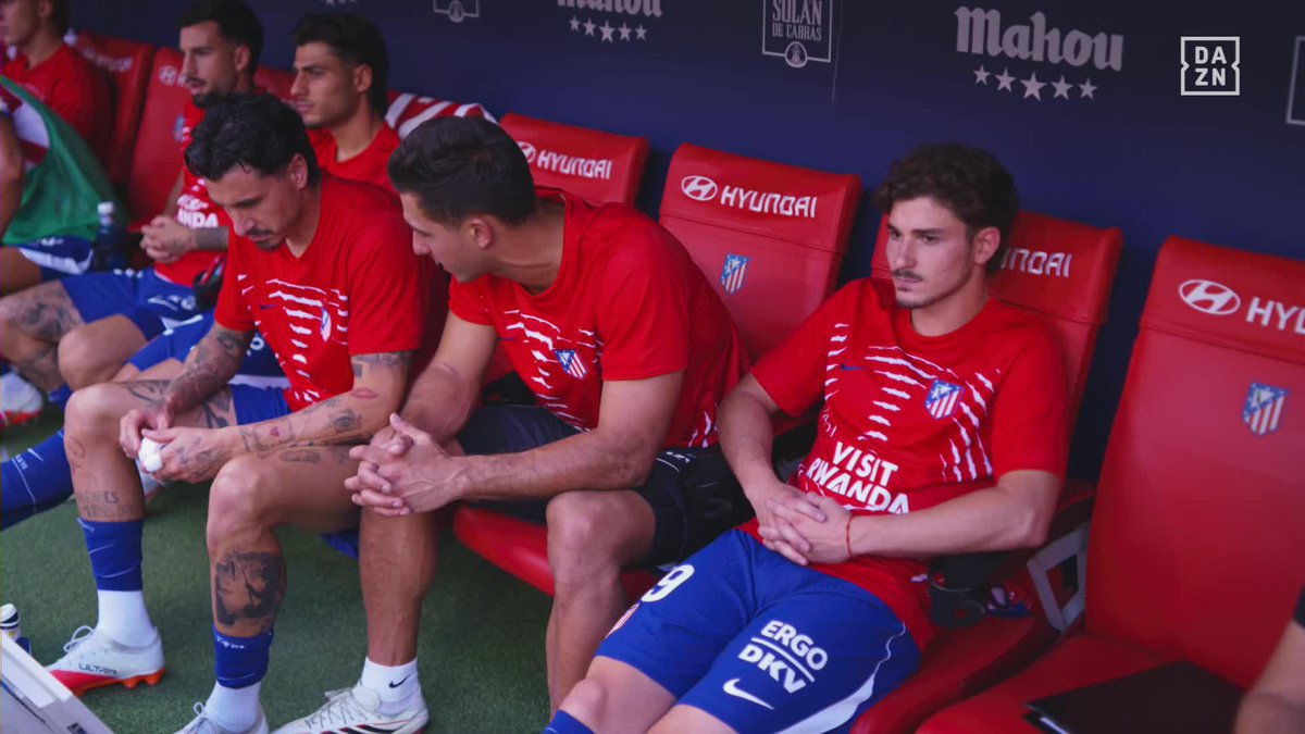 La imagen de Julián Alvarez en el banquillo del Atlético de Madrid 📸🇦🇷 #LALIGAenDAZN ⚽