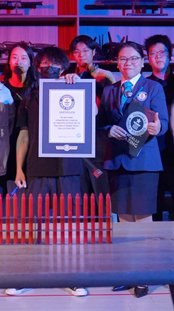 Most candles extinguished with a single pen 🕯️🖊️ 30 by Fan Shisan (AKA Fan Peng) 🇨🇳
