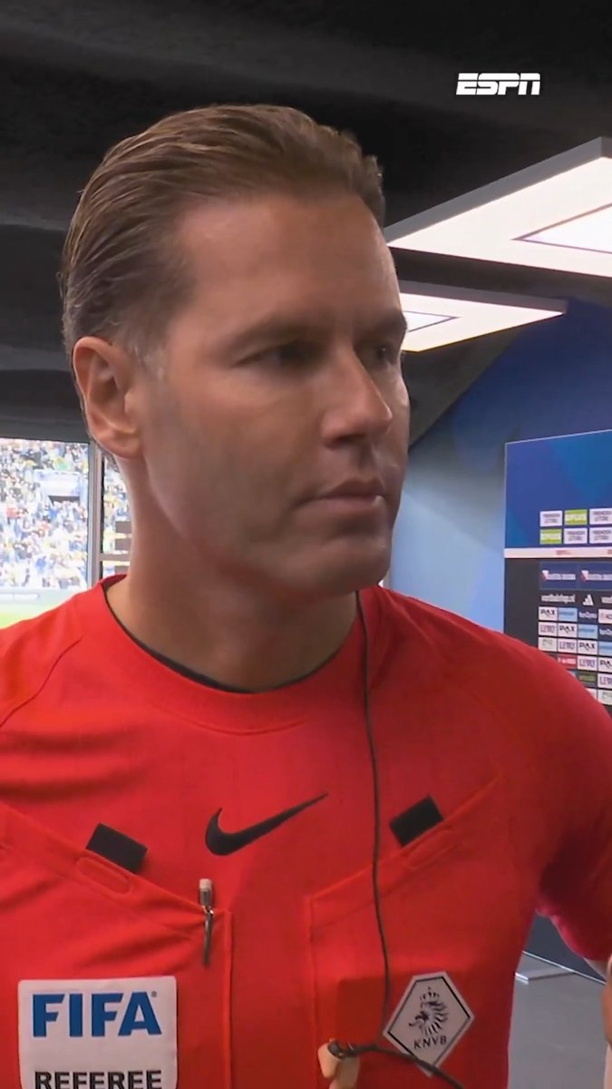 🗣️ Danny Makkelie geeft tekst en uitleg over de staking door vuurwerk. "De supporter is niet meegenomen in het protocol." 🔗