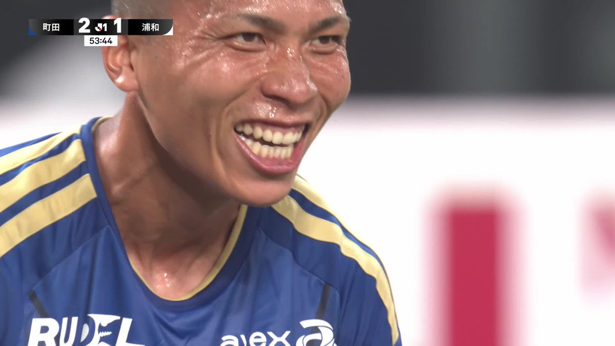 #FC町田ゼルビア vs #浦和レッズ 町田公式のロングバージョンだとわかりやすい。 前寛之がボールを持った際、明本孝浩に付いた林幸多郎は裏をケアしているが、中山雄太と相馬勇紀に対応するべき植木颯と金子拓郎はボールを見るだけ😭 これでは難しい……😥