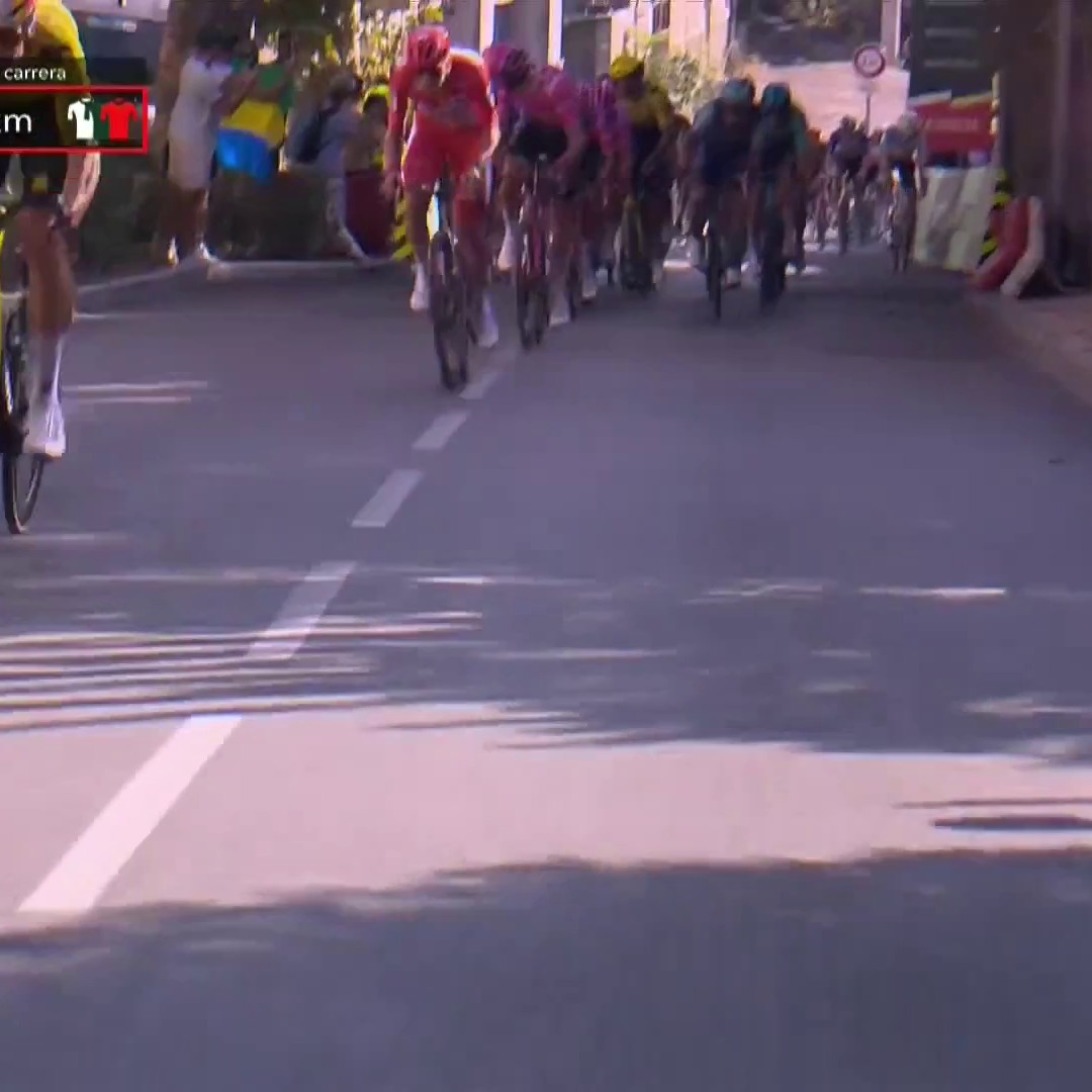 Now that's quite a memorable way to open your Grand Tour stage victories counter! 👍Matthew Brennan won this sprint so convincingly that they could gave him 1 sec gap on the rest LOL. He absolutely destroyed Mads Pedersen here. #LaVuelta26