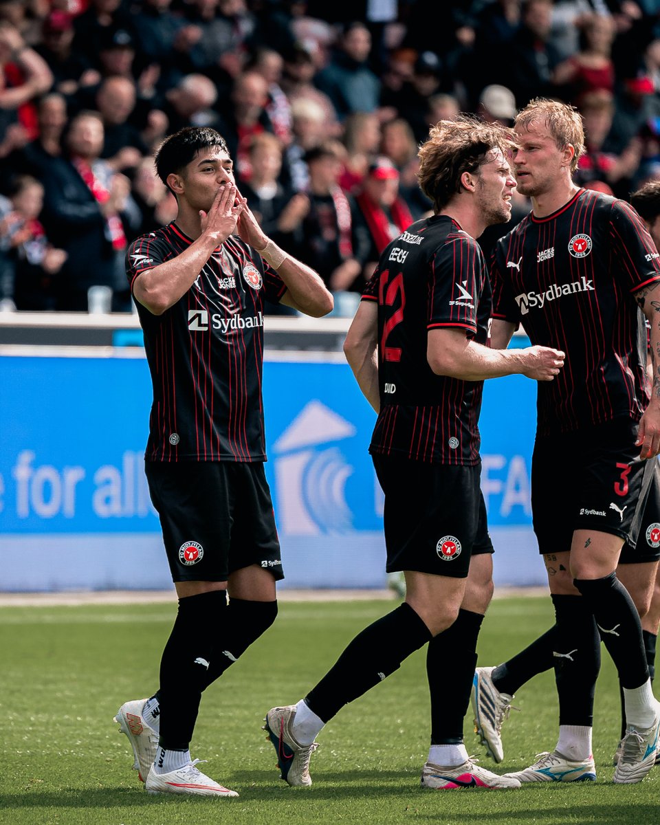 🇨🇱😍 Darío Osorio (22) with a beautiful touch and finish for FC Midtjylland! 🚀