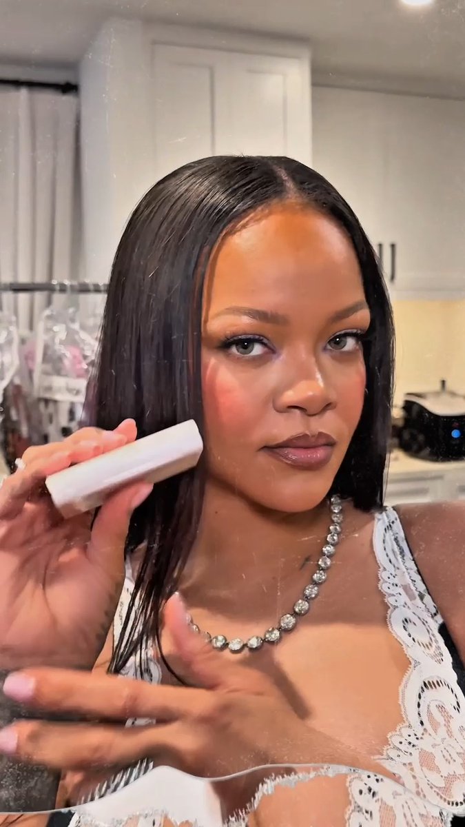 Consider this your sign to stop scrolling 🛑 Riri servin’ in Swirly Girly