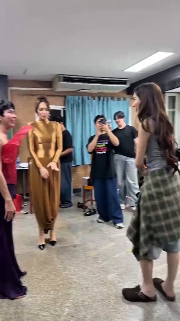 คลิปจากผุ้จัดการพี่บี แพรไปทำตัวเป็นหมุเด้งอะไรที่ห้องพี่บีวะน่ะ เจื้อยแจ้ว ๆๆ พุดกับพี่เอมไม่หยุด พี่บีก็น่าร้ากถามว่าเครียดมั้ย