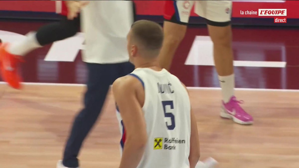 Evan Fournier et Victor Wembanyama se trouvent parfaitement ! Les Bleus démarrent fort face à la Serbie. Pour voir le match >