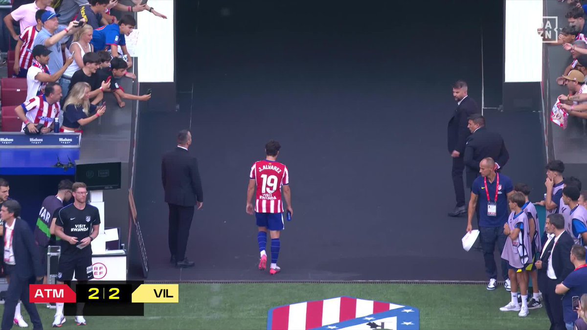 ES LA IMAGEN DEL PARTIDO 📸🕷️🇦🇷 Julián Alvarez se va mientras sus compañeros del Atlético de Madrid aplauden a la grada 🔴⚪ #LALIGAenDAZN ⚽