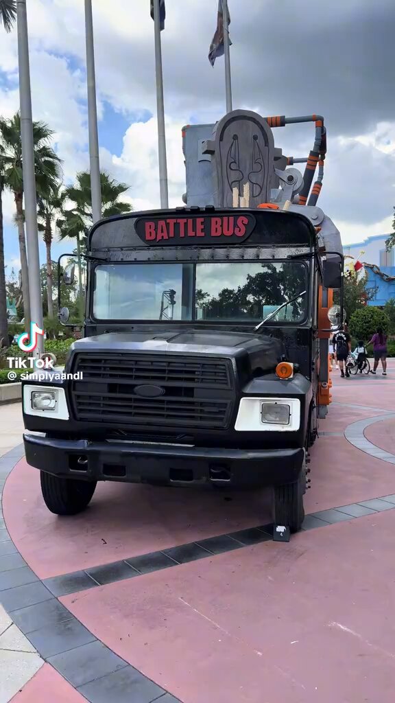 The Battle Bus has shown up at Universal Orlando for Halloween Horror Nights! 🚌🎃 (video from @/simplyaandl on TikTok!)