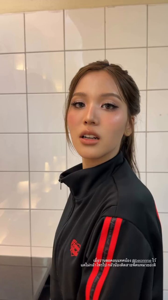 seems like all the translator fell asleep it’s time for me to step up 😎 Toon: can I have your contact? B: you sure? are you for real? Toon: for real! B: okay! wait a sec (proceed to take off her contact ‘lenses’) B: here, give me a call okay? Toon: oh…okay… caption: ytd i asked for her contact but didn’t dare to dial one, i’m afraid she will be on call with her Muay Update Bonnie’s repost caption: okay fine if you insist* (it’s a viral quote these days for gen-z) #emibonnie