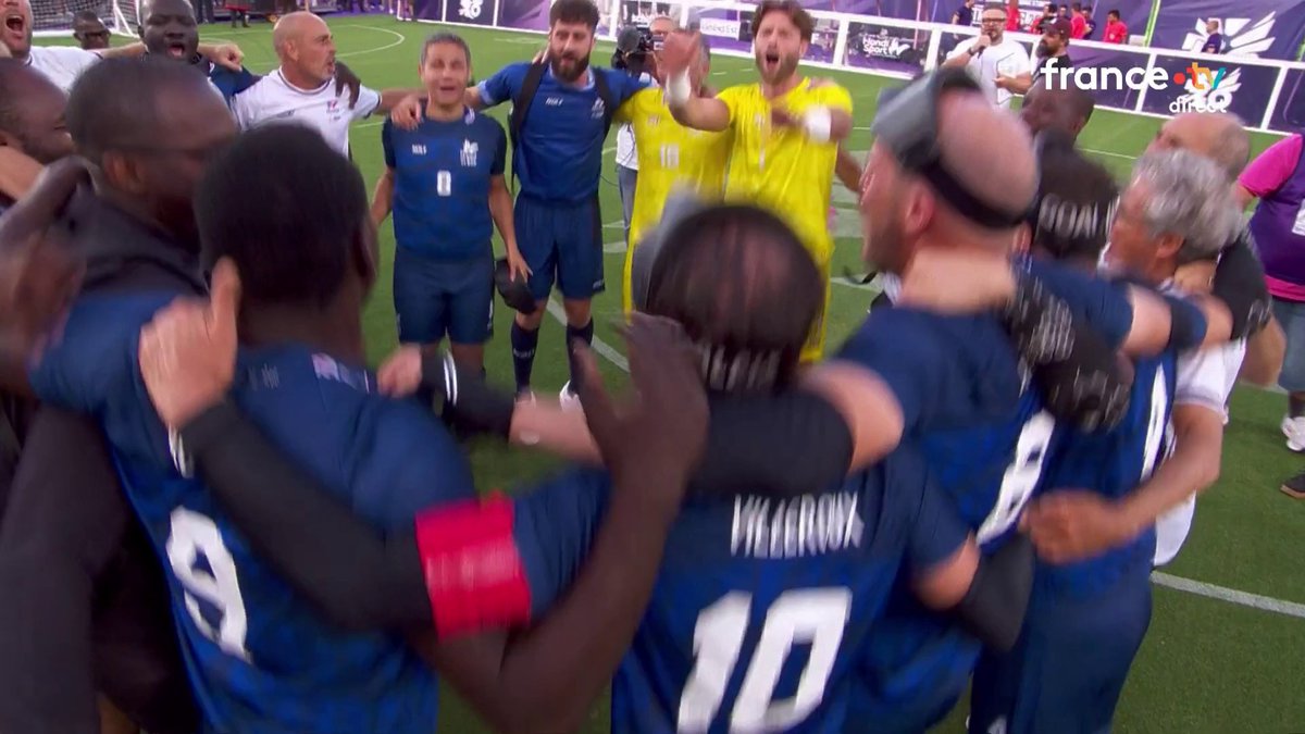 #Cécifoot | 🏆🇫🇷 "ON EST CHAMPION, ON EST CHAMPION !" 😄 Les Bleus ne cachent pas leurs émotions après leur titre de Champion d'Europe ! 📺 Suivez les célébrations en direct :