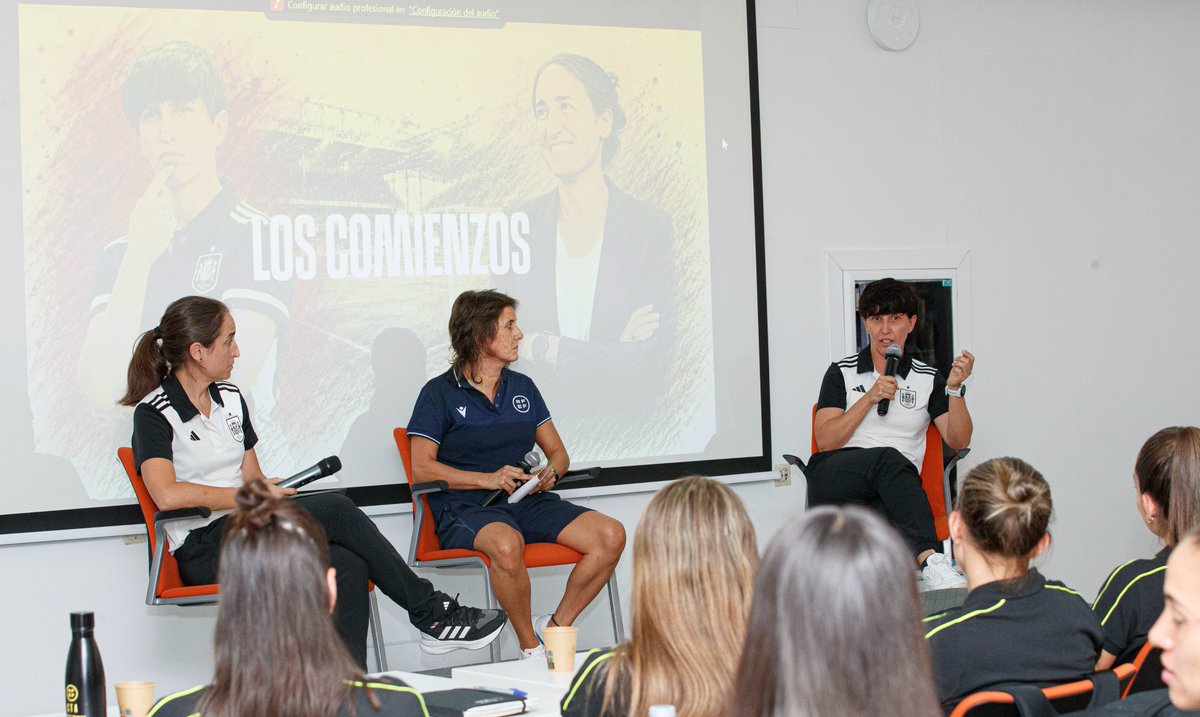 📍 Las seleccionadoras de la Selección Española Femenina de Fútbol, Sonia Bermúdez e Iraia Iturregi, en el seminario de las árbitras de Primera División. 👥 La visita ha dejado imágenes y confidencias muy especiales.