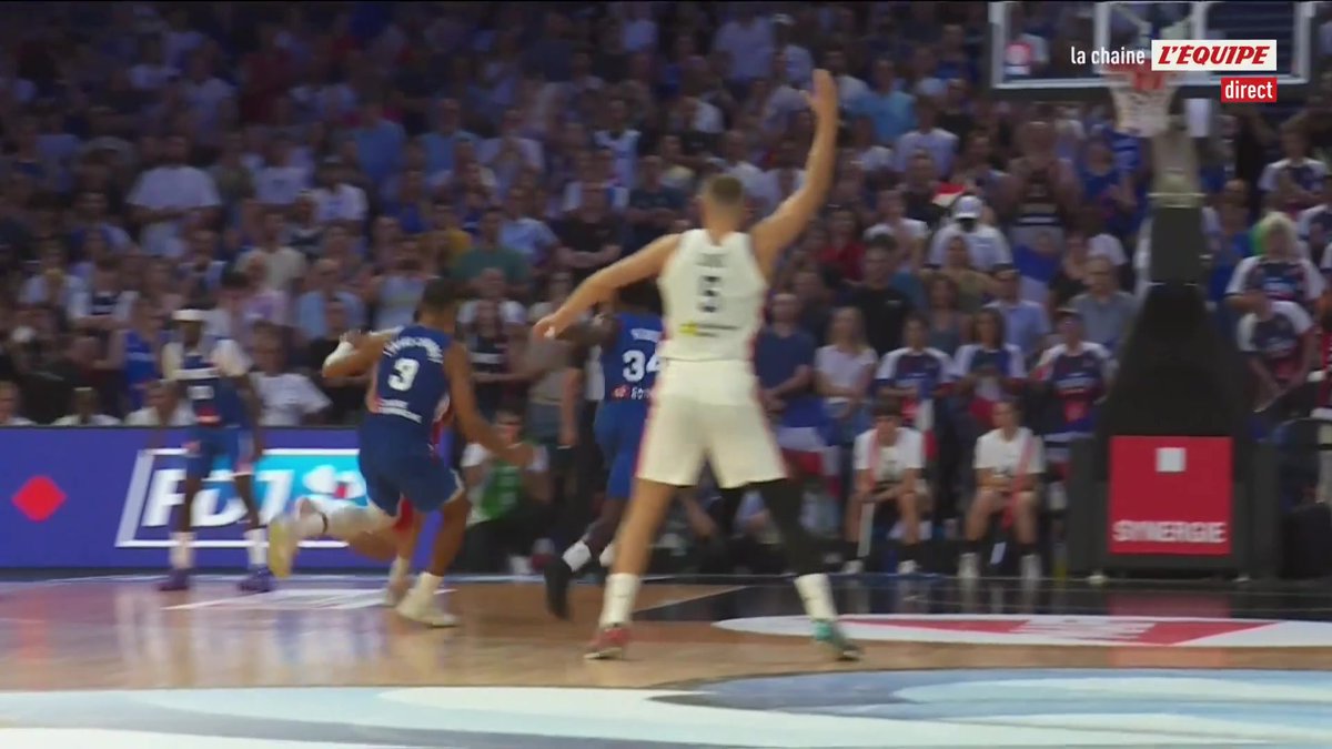 Victoire au buzzer pour la France ! Largement devant à la pause (+19), l'équipe s'est fait peur mais a su tenir bon face à la Serbie (91-90). Les Bleus prennent leur revanche après leur défaite de jeudi (87-90).