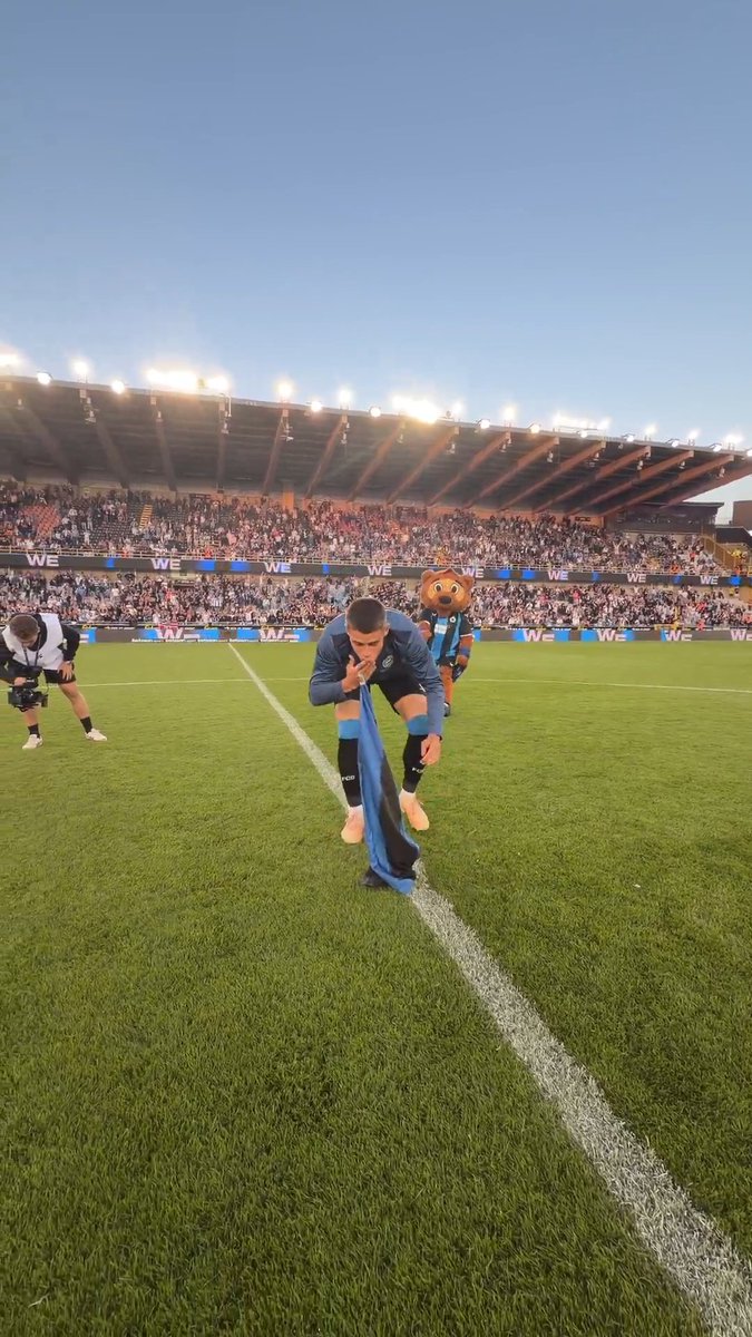⛳️ | Nicolò Tresoldi plant de blauw-zwarte vlag op de middenstip! 🔵⚫️ #CLUCER