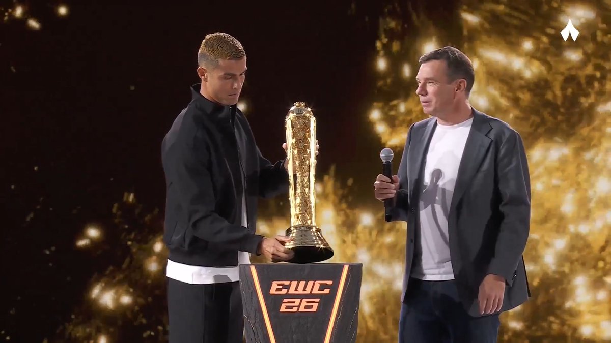 كريستيانو رونالدو يقدّم كأس العالم للرياضات الإلكترونية. 🤩🏆