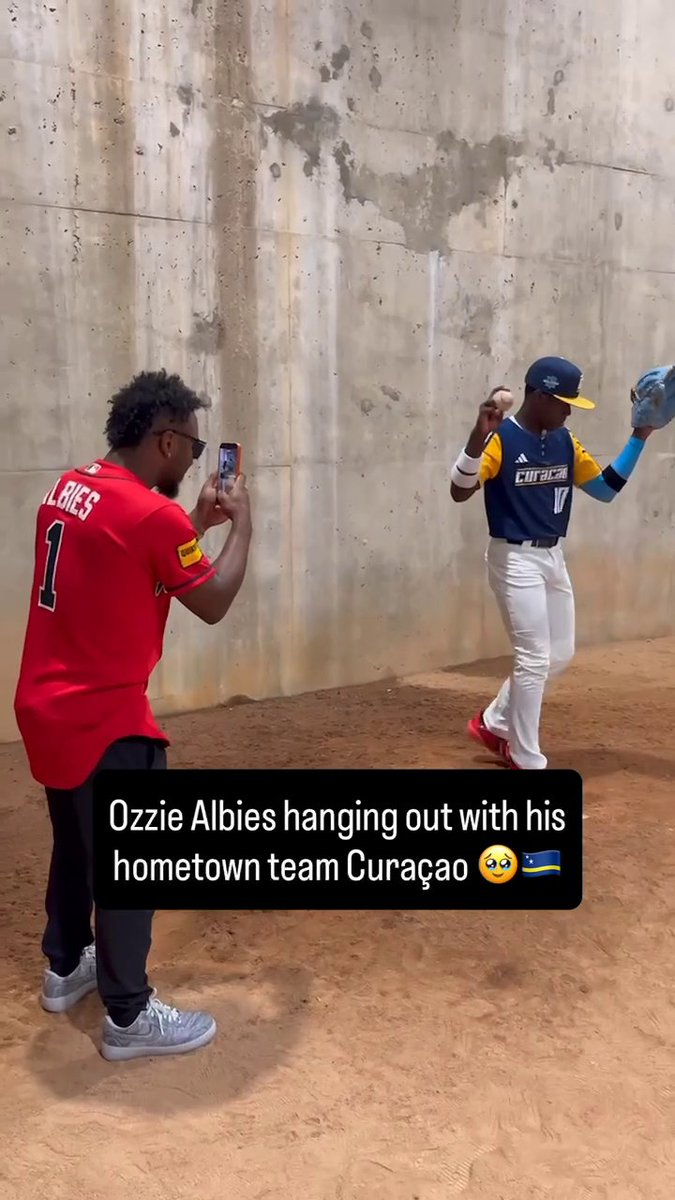 Ozzie Albies hanging out with his hometown team Curaçao 🇨🇼🥹 Looking like a proud dad ❤️