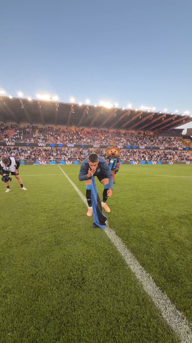 🔵⚫️ Nicolo Tresoldi sticks a flag in the middle of the pitch after Club Brugge won the derby match against Cercle Brugge! ⛳️🥶