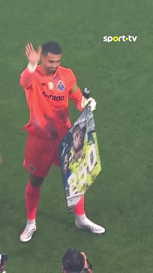 2️⃣5️⃣0️⃣ JOGOS DE 🐉 AO PEITO 💙👏 Diogo Costa torna-se o 5º jogador com mais jogos pelo FC Porto 🔵⚪ #sporttvportugal #LIGAnaSPORTTV #LigaPortugalBetclic #FCPorto #FCArouca