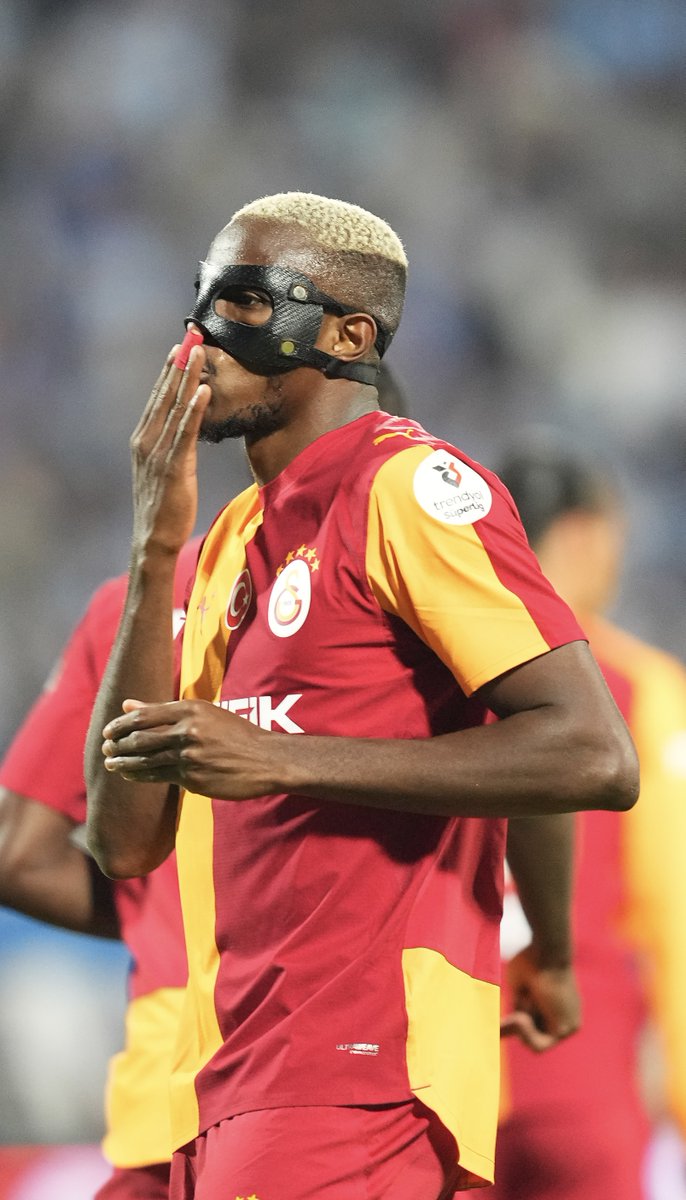 1 asistinin yanında 2 golle gecenin yıldızı oluyor, maskesini çıkartmaya devam ediyor. Victor Osimhen 💫