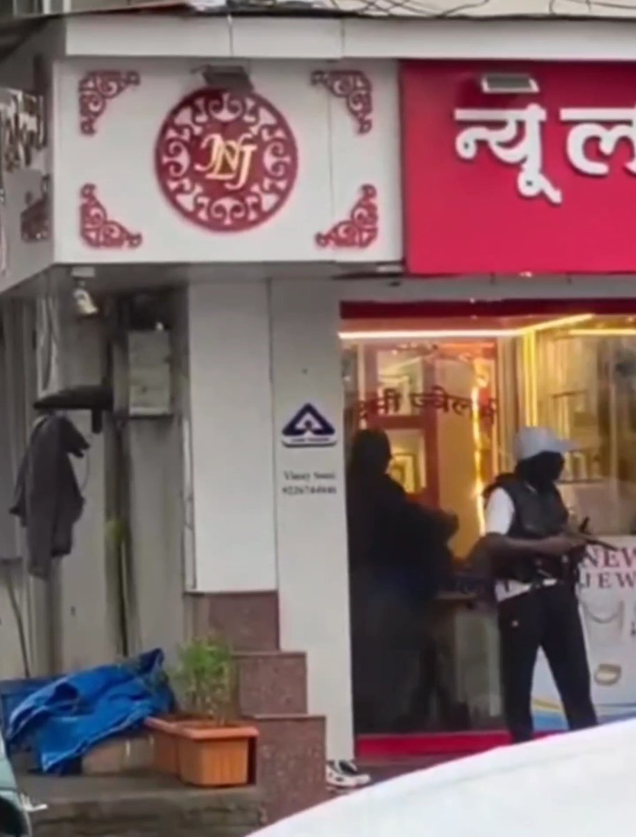 २० जुलै ला हा दिवसाढवळ्या दरोडा पडला होता आणि लगेच विरोधक,social मिडिया वर बोलू लागले की “महाराष्ट्राचा गृहमंत्री काय करतोय,काय करतोय देवाभाऊ ?” पण देवाभाऊ त्यांचे काम करत होते,काहीही पुरावा नव्हता,सगळा तपास करून एका महिन्यात या तिघांना बेड्या ठोकण्यात आल्या.कोणताही पुरावा नव्हता म्हणून १ महिन्याचा कालावधी लागला. यशवंत चौधरी,दिपेश गवळी आणि विशाल चौरे या तिघांकडून ४२८ ग्रॅम वजनाचे म्हणजे ५१ लाख रुपयांचे सोने जप्त केले आहे. गृहविभाग आणि पोलिस प्रशासन मजबूत काम करत आहे. महाराष्ट्र पोलीस - Maharashtra Police Devendra Fadnavis