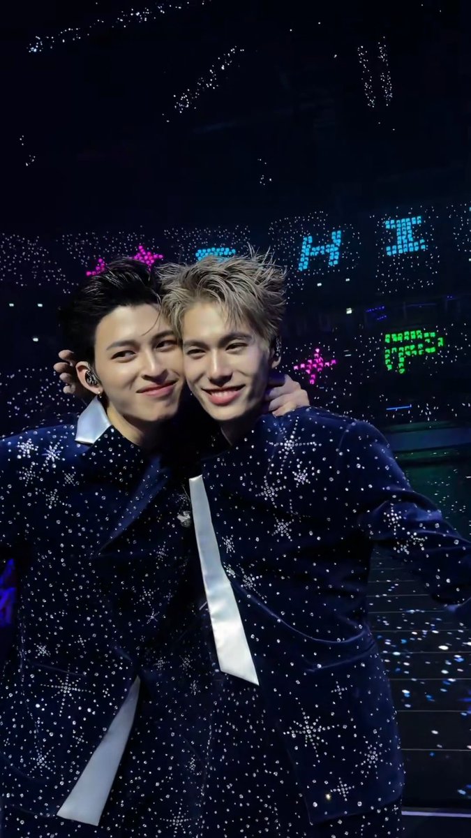 นี่ว่าคุยกันมาแล้วแหละว่าจะทำแต่รอภูวินให้สัญญาณก่อน แตะ ๆปุ๊ป แล้วปอนด์เอาแก้มไปแนบให้เองเลย แล้วภูวินก็แตะเบา ๆ ใหม่ ปอนด์เอาแก้มออก นัดกันมาแล้วว่าวันนี้จะคืนความสุขให้ประชาชน ตบมือข้างเดียวมันไม่ดังหรอกนะน้องนะ แต่ก็อยู่บนพื้นฐานของความให้เกียรติกันเหมือนเดิม แต่ดันมาเลือกจุ่ม ตอนปภวปฟก ชานต์สำคัญของด้อมอีกมันช่างเป็นการตอกย้ำความจริงว่าปภวปฟกอะดิ