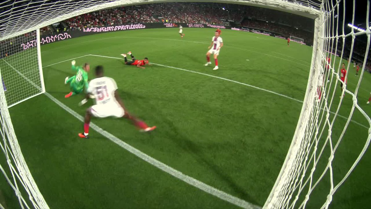 😮💨 ¡ESTA SÍ ES LA MURALLA DEL BICAMPEÓN DE EUROPA! 🇪🇨 Willian Pacho, con el pecho, salvó en la línea y evitó el tercer gol del Rennes sobre el PSG. 📺 Mira la 🇫🇷 #Ligue1 en el Plan Premium de Disney+ Latinoamérica