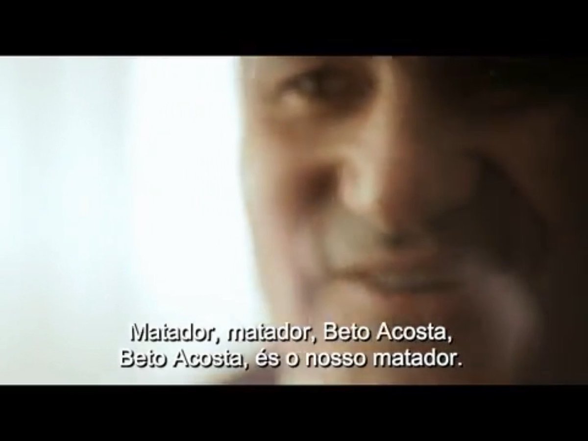 Acabo de falar com o Beto Acosta para lhe desejar um feliz aniversรกrio, no dia em que completa 60 anos. Como o tempo passaโฆ Talvez os mais novos jรก nรฃo se recordem bem de quem foi o Acosta. Mas quem o viu jogar de verde e branco dificilmente o esquecerรก. Chegou ao Sporting em Dezembro de 1998, jรก com 32 anos. Chegou com problemas fรญsicos e os primeiros meses nรฃo foram fรกceis. Mas Acosta tinha aquilo que nรฃo se ensina: carรกcter, experiรชncia, raรงa e golos. Assim, acabou por conquistar definitivamente o seu lugar no onze e tornou-se decisivo na conquista do inesquecรญvel Campeonato de 1999/00. Foram 22 golos nessa caminhada que acabou com um jejum de muitos anos sem sermos campeรตes. Foi aรญ que nasceu, para muitos de nรณs, o eterno โMatadorโ. Foram 99 jogos, 48 golos e 9 assistรชncias de leรฃo ao peito. E houve noites que ficaram para sempre na memรณria: os famosos โdois golos e meioโ ao Benfica na Luz; aquele remate seco de fora da รกrea no 2-0 ao Porto, apรณs uma gentileza do Secretรกrio, numa noite em que o Sporting chegou ao primeiro lugar; ou atรฉ a liรงรฃo que deu ao sempre agressivo Paulinho Santosโฆ Em 2000 foi justamente reconhecido com o Prรฉmio Stromp de Futebolista. Ainda conquistou uma Supertaรงa pelo Sporting, marcando o golo da vitรณria por 1-0 na Finalรญssima, depois de jรก ter marcado nas Antas. A 27 de Maio de 2001, diante do Marรญtimo, vestiu oficialmente pela รบltima vez a camisola do Sporting. Passaram-se 25 anos. Acosta tem agora 60. Mas para quem viveu aquele Sporting, hรก jogadores que nรฃo envelhecem. Ficam eternamente ligados a uma รฉpoca, a um tรญtulo, a uma geraรงรฃo e a uma memรณria. Feliz aniversรกrio, Matador. Obrigado por tudo. ๐๐ฆ #SportingCP #Acosta #Matador