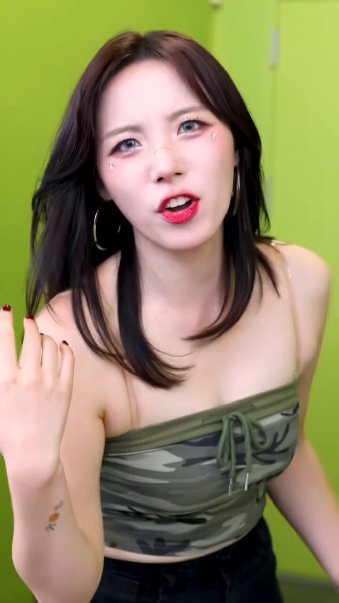 오늘은 화떡 스타일로 해봤지💦🩷 벅지도 좀 까고옷⁉️💢🩷🩷🩷