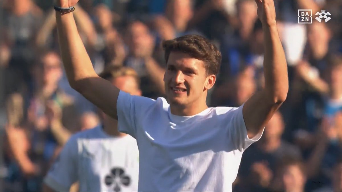 Christos Tzolis taking the honorary kick-off before Club Brugge’s 1-0 win over Cercle Brugge this evening. Tzolis, honoured as a special guest, received a standing ovation at his former club. 💙👏 🎥 DAZN België