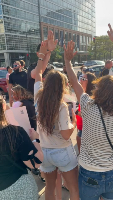 🚨 Crowds ERUPT as Enes Kanter FREEDOM arrives at the Wintrust Arena in Chicago for tonight’s WNBA game
