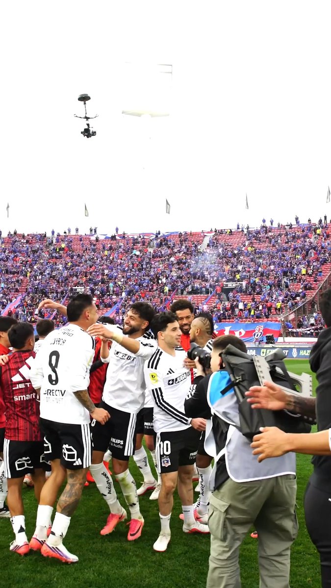🥳🔥🤟 ¡Es una fiesta Alba en Ñuñoa! Así fue como #ColoColo celebró en el césped del Estadio Nacional la victoria frente a #LaU en el #Superclásico200, estirando a 13 puntos la diferencia con los Azules en la tabla de la #LigaDePrimeraMercadoLibre 2026. Por solo $8.990/mes en los primeros 6 meses*, tienes lo mejor de TNT Sports en HBO Max. #PromoTNTSports.