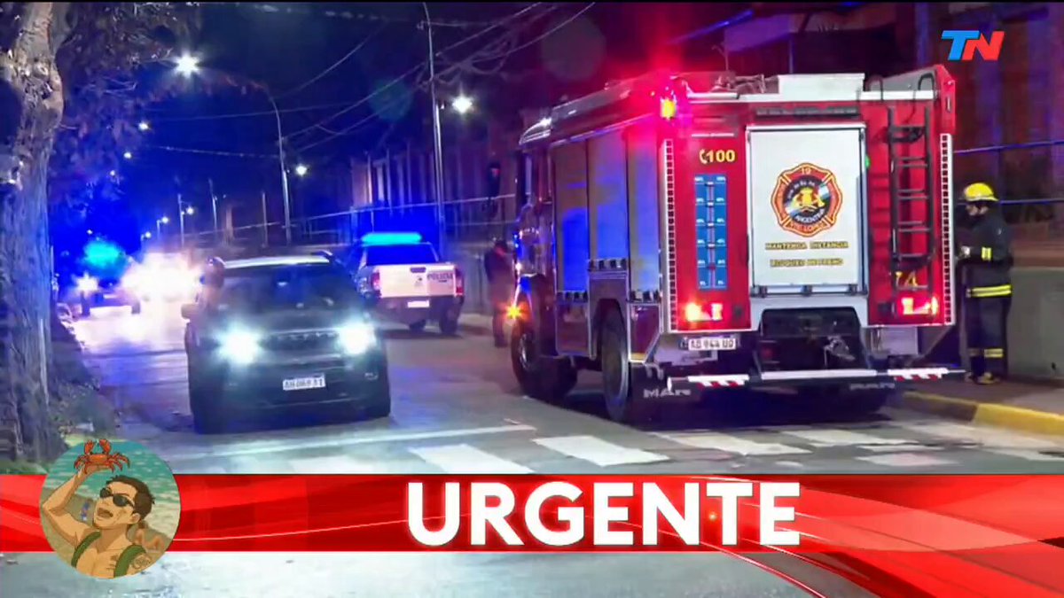 🚨 ALERTA DE BROTE PSICÓTICO 🚨 Fuentes cercanas a Olivos aseguran que el equipo psiquiátrico oficial se encuentra en aletra máxima y hay hasta una dotación de bomberos intentando contener al presidente. Al parecer, Milei cayó en la cuenta que sin los bots de Cerimedo, ya no hay likes en sus publicaciones y las interacciones son de gente real, 100% insultos y reclamos. CRISIS ABSOLUTA EN EL ENTORNO PRESIDENCIAL.