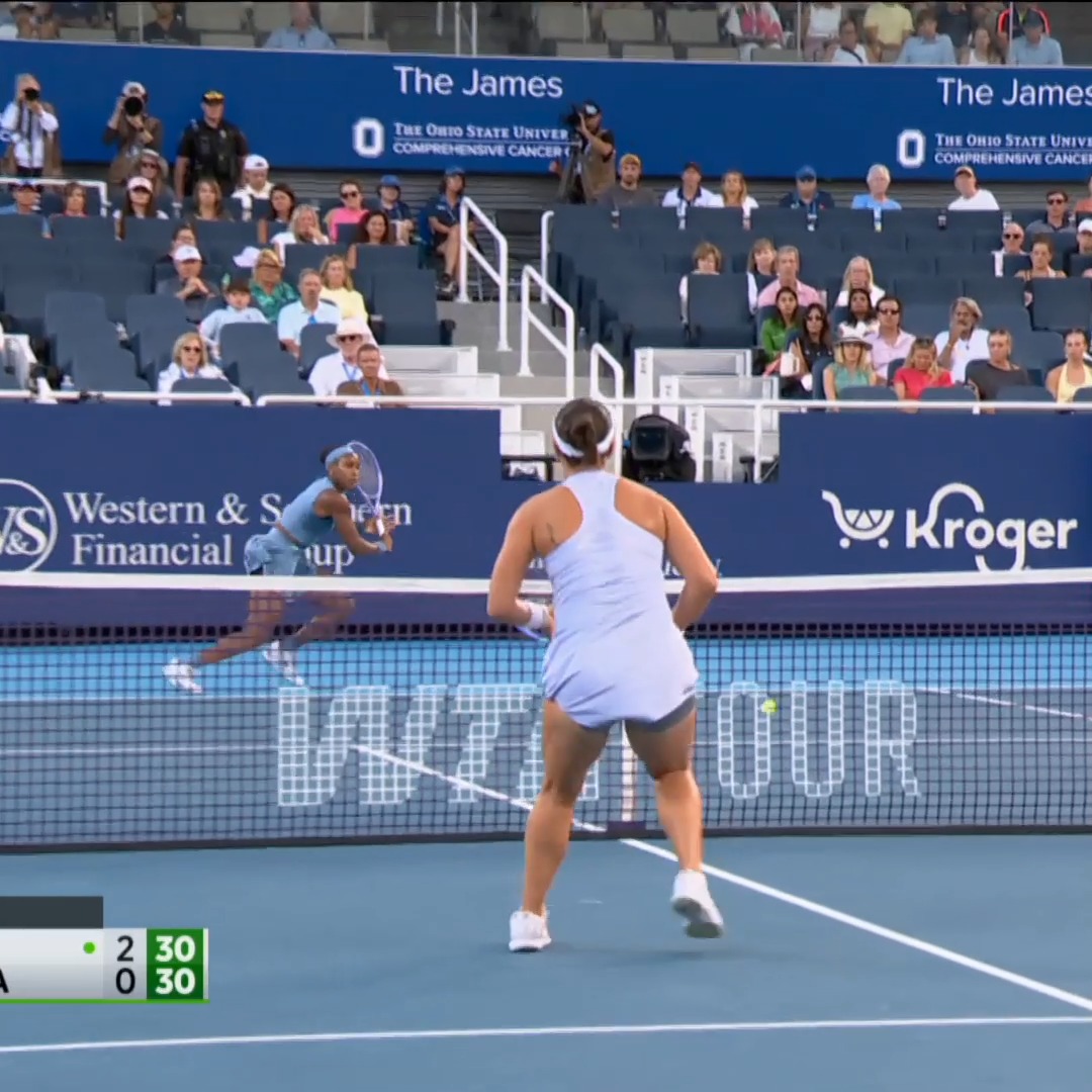 THIS one-handed backhand flick 🤯 Coco Gauff is feeling it right now. #Cincytennis | BetMGM 🦁