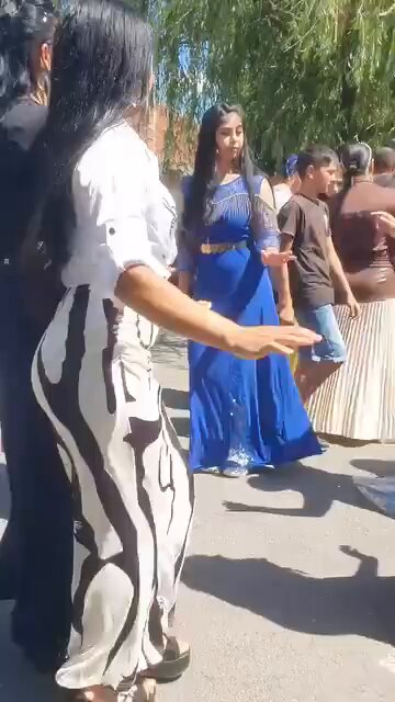 توني عرفت ان كل ذي المقاطع المنتشره بشكل مسرب من نفس المصورة حتى انها صورت عربيات ونشرت بدون اذن