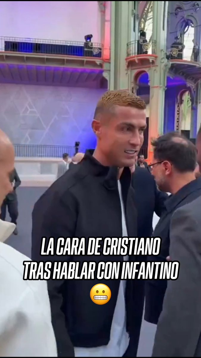 SU CARA LO DICE TODO 😳 👀 Captaron a CR7 hablando con Gianni Infantino sobre lo cerca que está de los 1000 goles. Pero lo que le ha dado de qué hablar es la cara de Cristiano al irse. 😬 📹 MousaQi