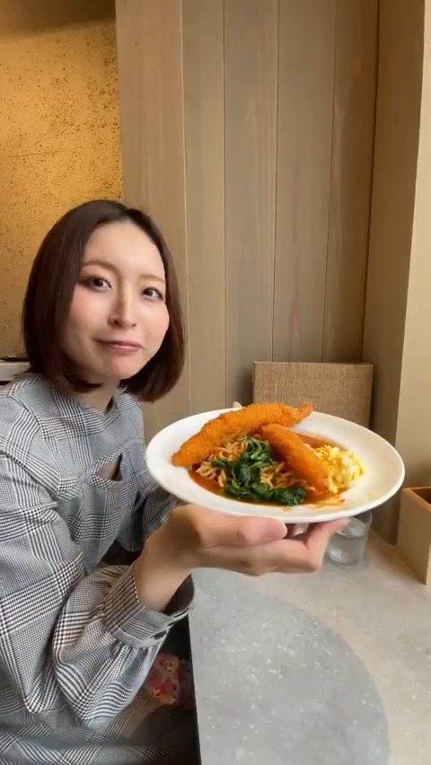 名鉄神宮前 あつたnagAyaにオープンした 鯱ひげカフェの 鯱ひげキング を食べに、名古屋においでよ。 どデカいエビフライが2つ乗った、名古屋名物あんかけスパゲティだよ。 熱田神宮の目の前で、大満足のご当地グルメに出会ってね～🍝 寺本和泉(ずいみー)🍚🤍