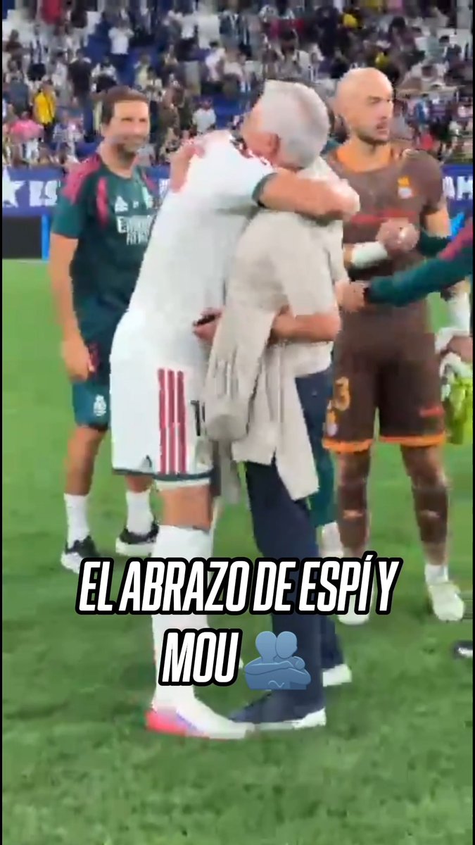 COMO PADRE E HIJO 🥹 🤩 Carlos Espí no ocultó su felicidad por meter su primer gol con el Madrid, y fue directo a abrazar a Mourinho. 📹 LaLiga