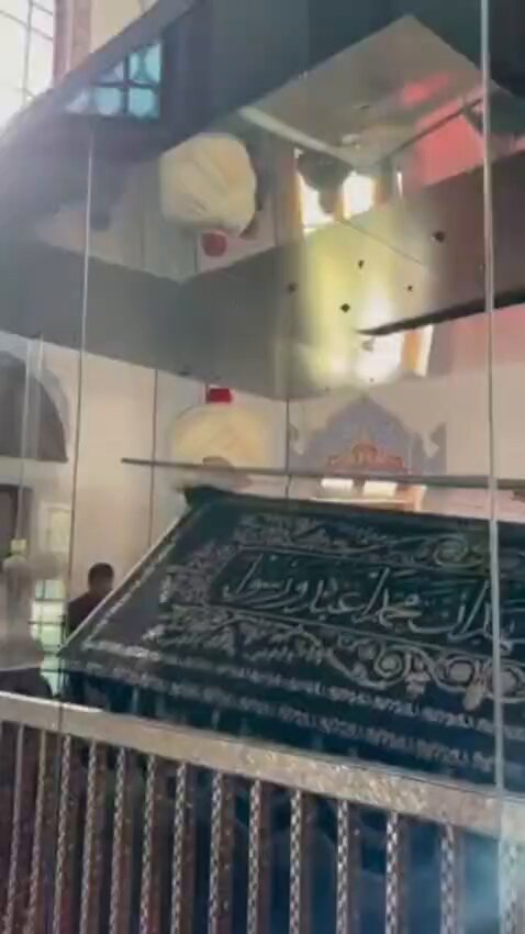 ÇALDIRAN’IN 512. YILINDA OSMANLI TORUNLARI YAVUZ SULTAN SELİM HAN’IN HUZURUNA AKIN ETTİ! Çaldıran Zaferi’nin 512. yıl dönümünde, Devlet-i Aliyye Ocakları tarafından düzenlenen anma programında Osmanlı torunları, büyük cihan hükümdarı Yavuz Sultan Selim Han’ın türbesinde bir araya geldi. Yavuz Sultan Selim Han’ın kabri başında dualar edildi, Çaldıran Zaferi bir kez daha rahmet, minnet ve gururla yad edildi. 512 yıl önce Çaldıran’da yazılan destanın mirasçıları, bugün büyük ecdadın huzurundaydı! 🇹🇷 Ruhun şad, mekânın cennet olsun Yavuz Sultan Selim Han!