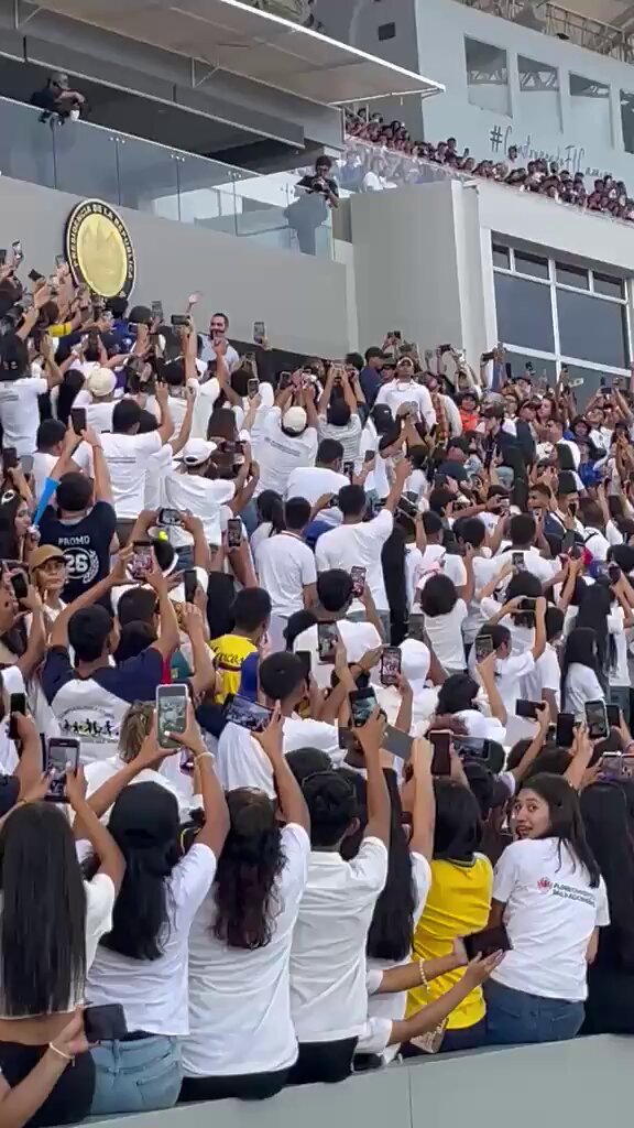 30 000 Salvadoran students listening to an important announcement from Nayib Bukele 50 000 scholarships will be made available for talented students graduating from high schools