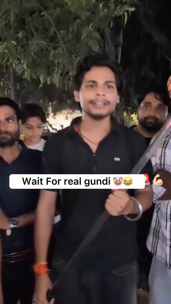 ये स्वतंत्र भारद्वाज है। खुदको गुंडा बताता है। क्या गुंडा बनेगा रे तू। इसकी हालात देखिए।।😆