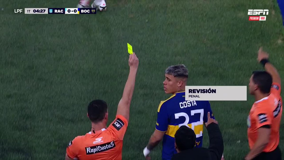 ¿Por qué no lo expulsó a Costa? Lo amonesta por la protesta y no por el terrible penal que hizo. El que, supuestamente, más personalidad tiene para dirigir no tuvo la valentía de expulsar al central de Boca a los 5 minutos de partido.