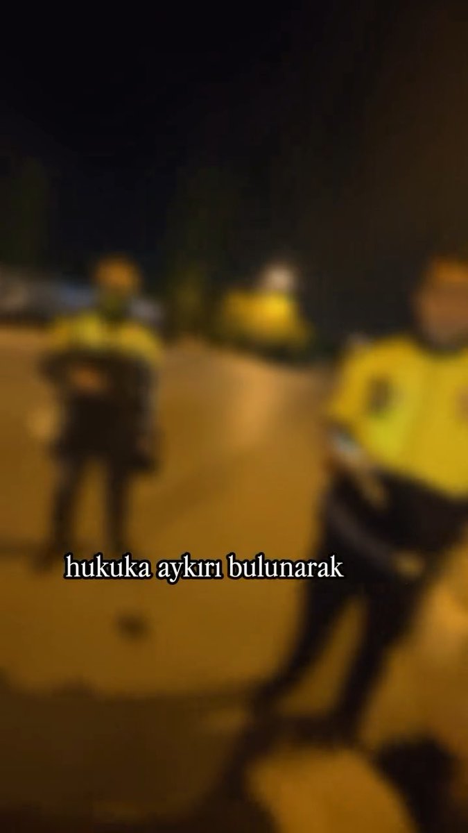 Bir kadın motorcu, video kaydını kapatmasını isteyen polisin talebini kabul etmedi: -Kamera açık mı? +Açık. -Kapatabilir misiniz? +Hayır. -Niye? +E çünkü yasal bu. Benim bütün arkadaşlarım polis. Video: ig/nemunasebetya