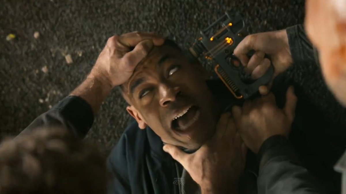 this whole scene of them showing John what manhunters did omg IT WAS SO INTENSE #Lanterns