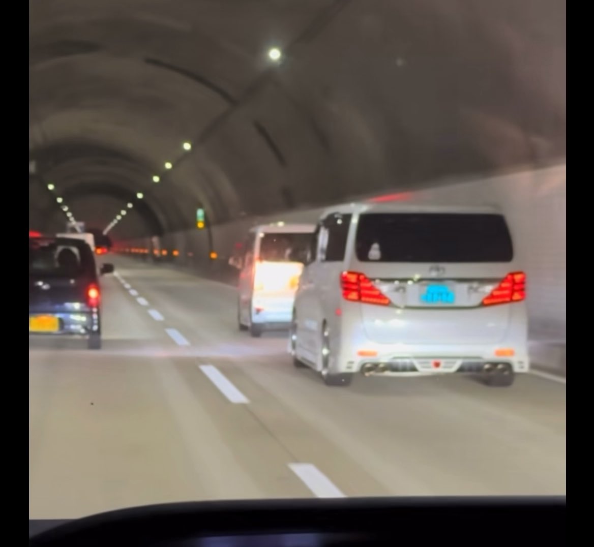 煽り運転が始まる90%の原因がコレ なぜこんなにビタビタにつけられてるのに左に避けないのだろう🤔