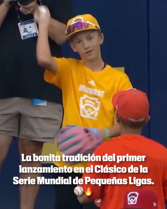 De las tradiciones más bonitas del Béisbol, el primer lanzamiento en el Clásico de la Serie Mundial de Pequeñas Ligas.⚾️🔥