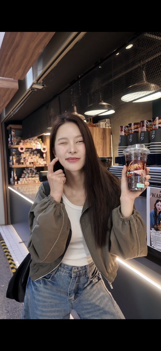มาเก็บ Cupsleeve ปุยนุ่นกันค่าาา 🥹🤎 มาที่หน้าร้าน หรือสั่ง Delivery ก็ได้เลย 🛵✨ แค่โน้ตว่า “ขอรับ Cupsleeve ปุยนุ่น” 💗 24–30 ส.ค. นี้เท่านั้นน้าาา ที่ G coffee 8 สาขา และ ATM tea bar 🫶🏻 ส่วนทางนี่ไล่เก็บทุกสาขาจนขาลาก อ้ากกก #Puinoonwrsr #ปุยนุ่นวรางค์ศิริ #ข่มขลัง #khomkhlangtheseries