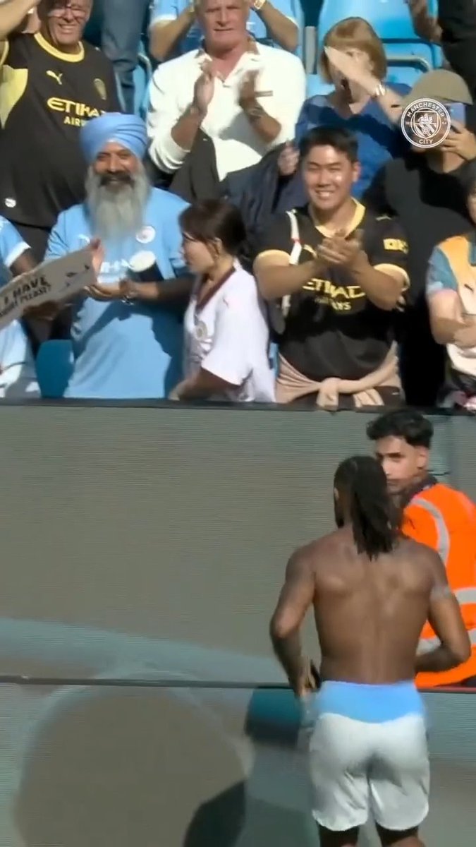 El detalle de Semenyo con el pequeño aficionado del City. 💙 🔝