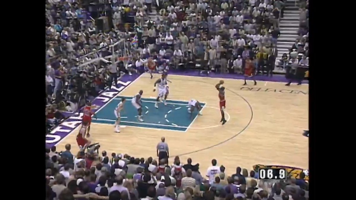 Quand Jordan climatisait le Jazz dans l’Utah avec ce tir légendaire au Game 6 des Finals 1998 😳 Les Bulls remporteront leur sixième titre en huit ans et réaliseront un second three-peat