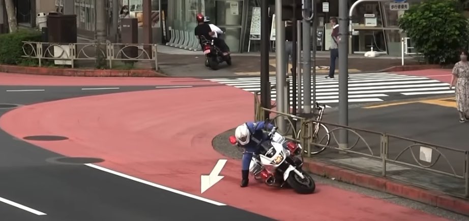 白バイさん ターン失敗して交通違反を取り逃がす。 転ぶとこあったか…