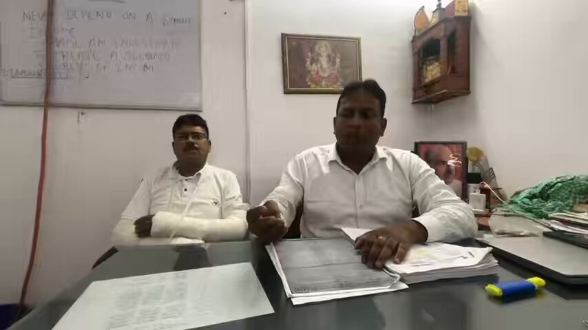 “पूरा थाना बिका पड़ा है, चौकी इंचार्ज और SHO बैठकर जमीन पर क़ब्ज़ा करवा रहे हैं… मेरी कोई सुनवाई नहीं हो रही है, मैं पूरे परिवार के साथ आत्मदाह करूँगा, मेरे पास और कोई विकल्प नहीं है” -दीनबंधु, मंडल अध्यक्ष, भाजपा नोएडा