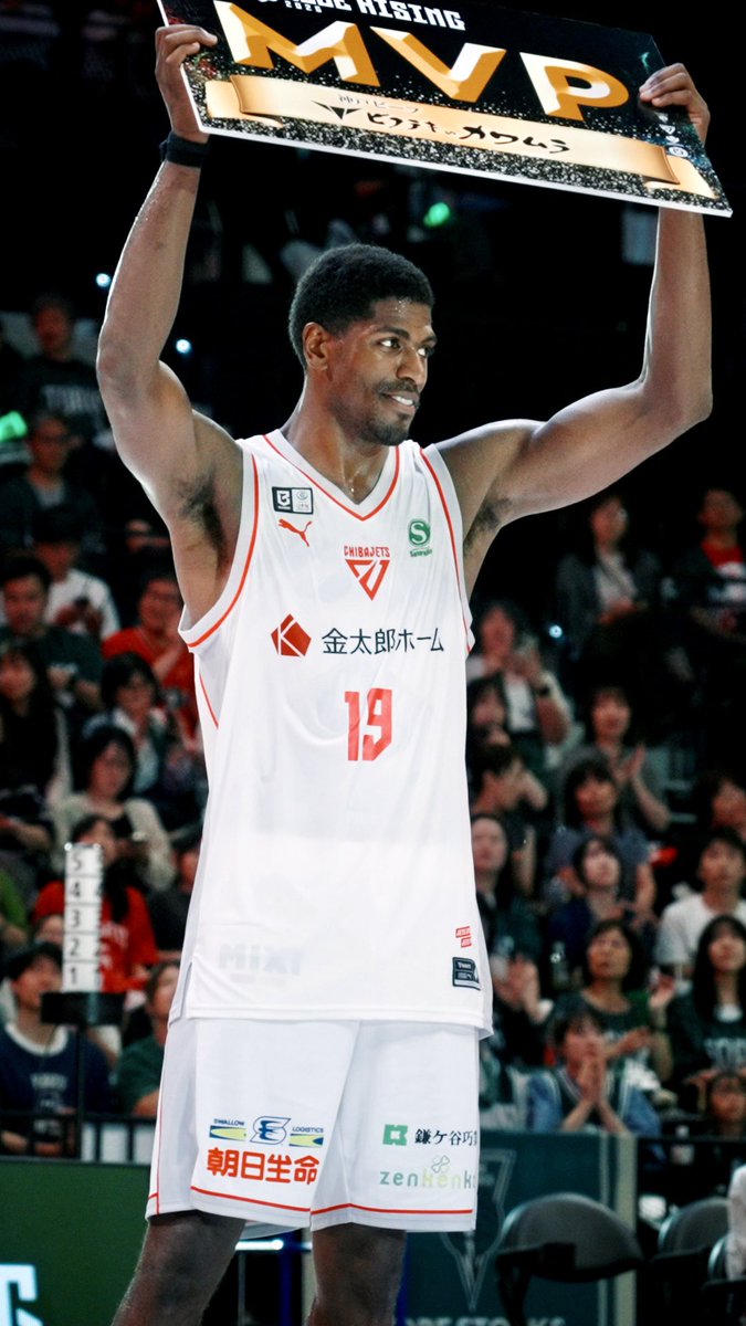 𝐒𝐞𝐧𝐬𝐚𝐭𝐢𝐨𝐧𝐚𝐥 𝐂𝐇𝐈𝐁𝐀𝐉𝐄𝐓𝐒 𝐃𝐞𝐛𝐮𝐭❤️‍🔥 プレシーズンゲーム、神戸戦で圧巻のデビューを飾った #ネイト・ウィリアムズ。高いアスレチック能力でゴール下を切り裂くだけでなく、アウトサイドから3Pシュートも沈めるなど、チーム最多の37得点を叩き出してMVPを獲得した。シーズン開幕へ向け、さらなる進化とエナジーあふれる爆発力に期待が高まる。 #千葉ジェッツ #Bリーグ