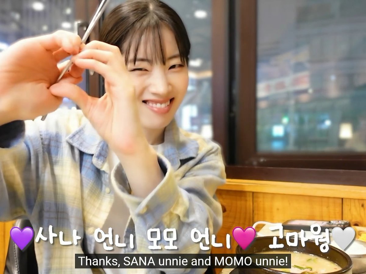 Dahyun thanking Sana and Momo because they watched the live of her at the awards and sent messages congratulating her, saying she was pretty and they could tell how nervous she was 🥹